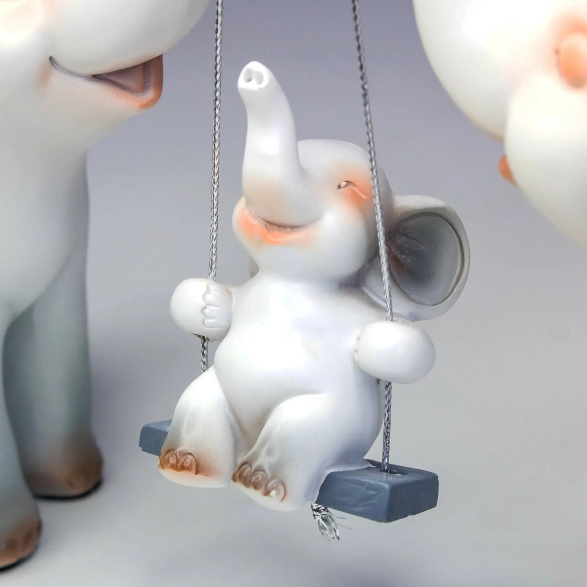 Figurine Élégante en Résine Blanc et Gris