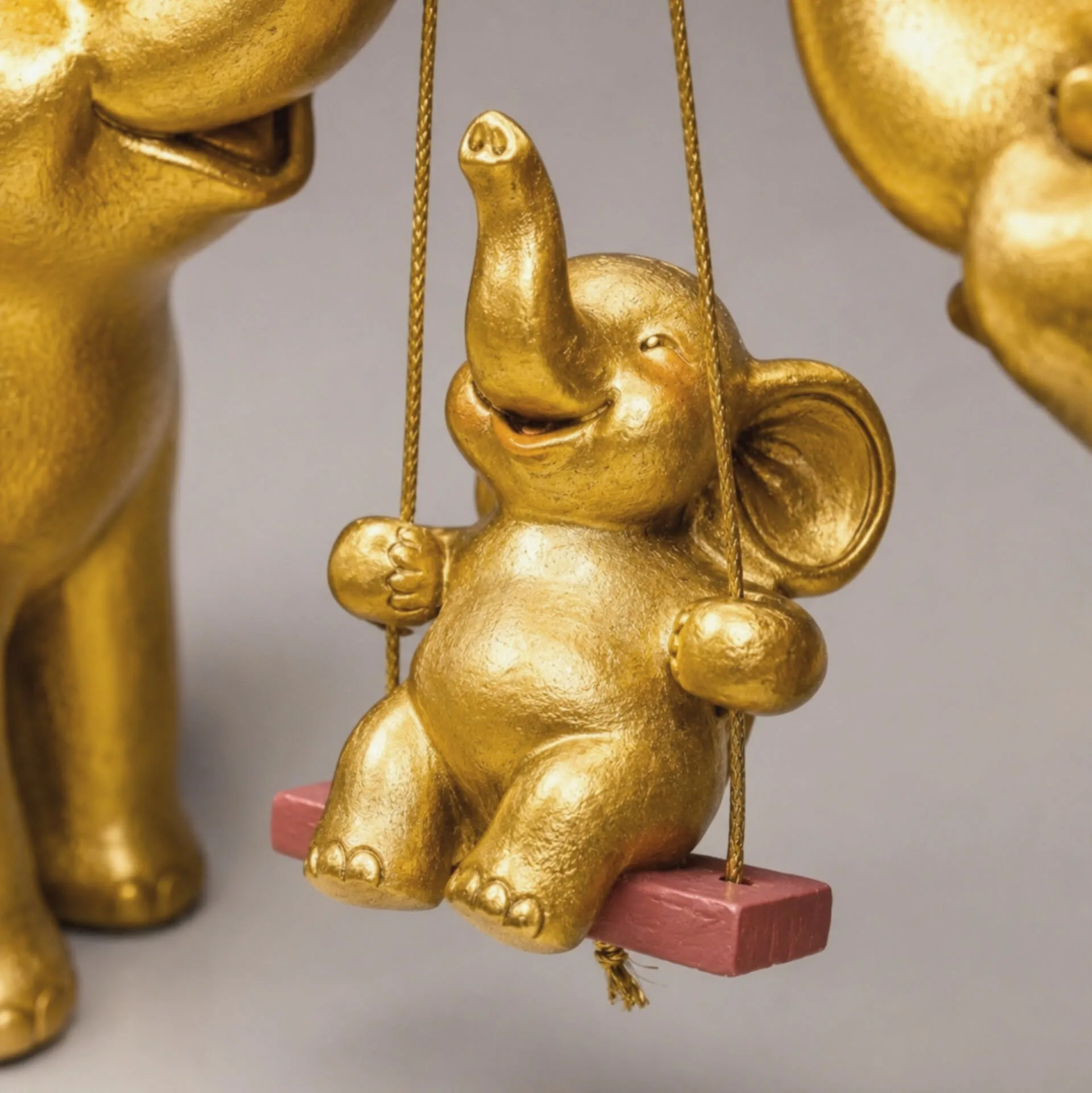 Figurine Élégante en Résine Dorée